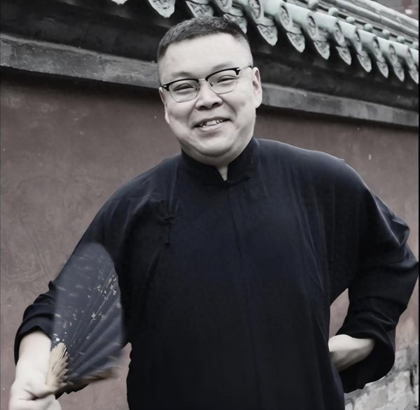 股票配资门户导航 痛心！相声演员修明炎去世，仅42岁，一家三口都没了，搭档曝死因