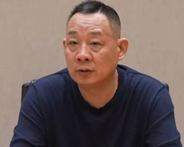 股票配资联系方式 力挺贾国龙、两次抵制《731》，59岁于东来已走上一条“不归”路