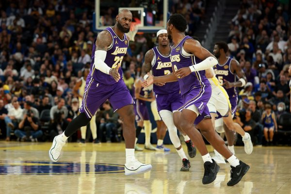 股票配资安全的平台 一场两创历史纪录~詹姆斯分球布朗尼进三分 本场父子两人互相助攻