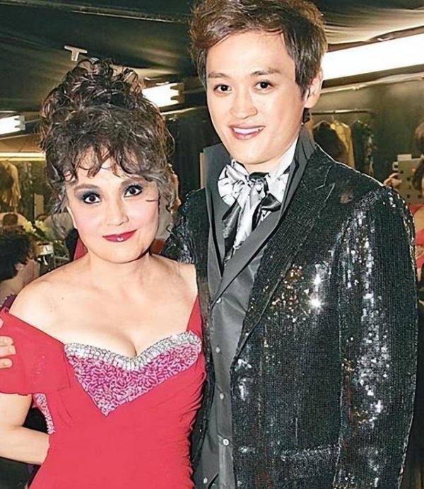 太原炒股配资 施明最后采访双眼通红：儿子痴缠阿娇被笑，我毁了他一生