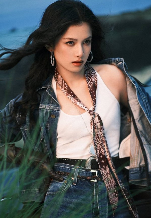 中国配资网开户 张婧仪甜飒混搭火了！普通人3步抄作业不踩雷